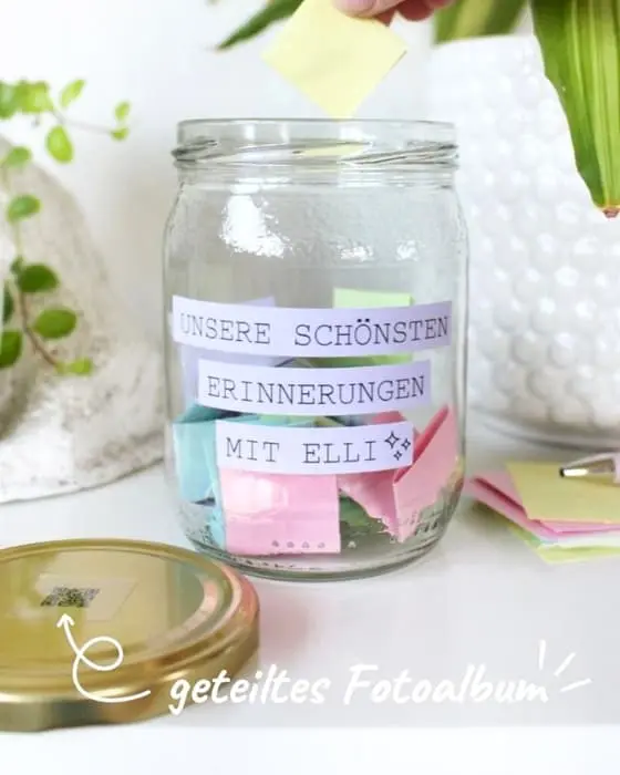 Bist du auf der Suche nach passenden Geschenkideen für Trauernde? Oft ist es gar nicht so leicht, die richtigen Worte oder ein passendes Mitbringsel zu finden. In diesem Beitrag möchte ich dir zeigen, wie du Trauergeschenke selber machen kannst, die wirklich von Herzen kommen. Ein beplottetes Windlicht mit einem tröstenden Spruch spendet in dunklen Stunden buchstäblich Wärme. Kombiniert mit einer individuell gravierten LED-Acrylscheibe, schaffst du einen persönlichen Gedenkort für Zuhause, der die Erinnerung lebendig hält. Trauergeschenke selber machen - Erinnerungsglas basteln | Tinkerhome - Einfache DIYs für dein Zuhause