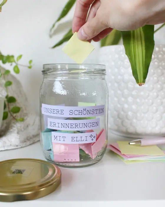 Bist du auf der Suche nach passenden Geschenkideen für Trauernde? Oft ist es gar nicht so leicht, die richtigen Worte oder ein passendes Mitbringsel zu finden. In diesem Beitrag möchte ich dir zeigen, wie du Trauergeschenke selber machen kannst, die wirklich von Herzen kommen. Ein beplottetes Windlicht mit einem tröstenden Spruch spendet in dunklen Stunden buchstäblich Wärme. Kombiniert mit einer individuell gravierten LED-Acrylscheibe, schaffst du einen persönlichen Gedenkort für Zuhause, der die Erinnerung lebendig hält. Geschenke für Trauernde: 4 Ideen, wie du einfühlsame Trauergeschenke selber machen kannst - trauergeschenke erinnerungsglas selbermachen 7
