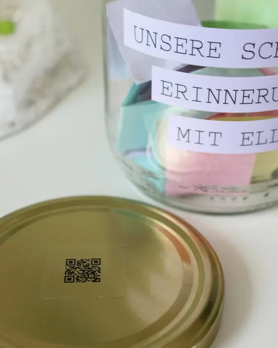 Bist du auf der Suche nach passenden Geschenkideen für Trauernde? Oft ist es gar nicht so leicht, die richtigen Worte oder ein passendes Mitbringsel zu finden. In diesem Beitrag möchte ich dir zeigen, wie du Trauergeschenke selber machen kannst, die wirklich von Herzen kommen. Ein beplottetes Windlicht mit einem tröstenden Spruch spendet in dunklen Stunden buchstäblich Wärme. Kombiniert mit einer individuell gravierten LED-Acrylscheibe, schaffst du einen persönlichen Gedenkort für Zuhause, der die Erinnerung lebendig hält. Geschenke für Trauernde: 4 Ideen, wie du einfühlsame Trauergeschenke selber machen kannst - trauergeschenke erinnerungsglas selbermachen 8