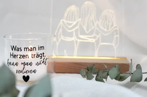 Bist du auf der Suche nach passenden Geschenkideen für Trauernde? Oft ist es gar nicht so leicht, die richtigen Worte oder ein passendes Mitbringsel zu finden. In diesem Beitrag möchte ich dir zeigen, wie du Trauergeschenke selber machen kannst, die wirklich von Herzen kommen. Ein beplottetes Windlicht mit einem tröstenden Spruch spendet in dunklen Stunden buchstäblich Wärme. Kombiniert mit einer individuell gravierten LED-Acrylscheibe, schaffst du einen persönlichen Gedenkort für Zuhause, der die Erinnerung lebendig hält. Trauergeschenke selber machen | Tinkerhome - Einfache DIYs für dein Zuhause
