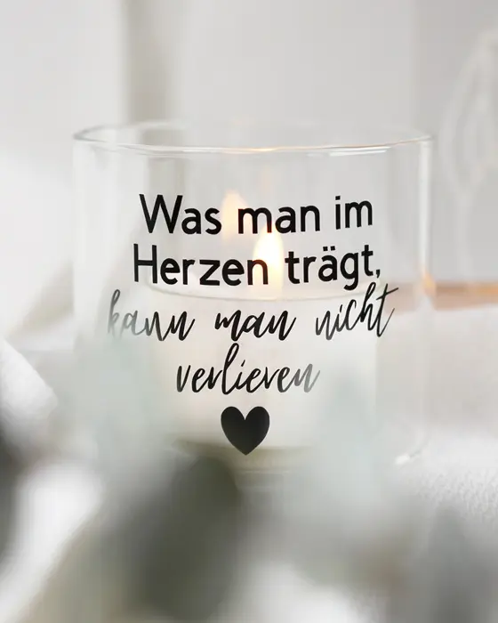 Bist du auf der Suche nach passenden Geschenkideen für Trauernde? Oft ist es gar nicht so leicht, die richtigen Worte oder ein passendes Mitbringsel zu finden. In diesem Beitrag möchte ich dir zeigen, wie du Trauergeschenke selber machen kannst, die wirklich von Herzen kommen. Ein beplottetes Windlicht mit einem tröstenden Spruch spendet in dunklen Stunden buchstäblich Wärme. Kombiniert mit einer individuell gravierten LED-Acrylscheibe, schaffst du einen persönlichen Gedenkort für Zuhause, der die Erinnerung lebendig hält. Trauergeschenke selber machen: Windlicht mit Spruch | Tinkerhome - Einfache DIYs für dein Zuhause