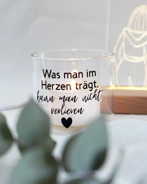 Bist du auf der Suche nach passenden Geschenkideen für Trauernde? Oft ist es gar nicht so leicht, die richtigen Worte oder ein passendes Mitbringsel zu finden. In diesem Beitrag möchte ich dir zeigen, wie du Trauergeschenke selber machen kannst, die wirklich von Herzen kommen. Ein beplottetes Windlicht mit einem tröstenden Spruch spendet in dunklen Stunden buchstäblich Wärme. Kombiniert mit einer individuell gravierten LED-Acrylscheibe, schaffst du einen persönlichen Gedenkort für Zuhause, der die Erinnerung lebendig hält. Geschenke für Trauernde: 4 Ideen, wie du einfühlsame Trauergeschenke selber machen kannst - windlicht trauergeschenke basteln 4