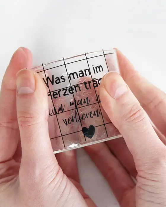 Bist du auf der Suche nach passenden Geschenkideen für Trauernde? Oft ist es gar nicht so leicht, die richtigen Worte oder ein passendes Mitbringsel zu finden. In diesem Beitrag möchte ich dir zeigen, wie du Trauergeschenke selber machen kannst, die wirklich von Herzen kommen. Ein beplottetes Windlicht mit einem tröstenden Spruch spendet in dunklen Stunden buchstäblich Wärme. Kombiniert mit einer individuell gravierten LED-Acrylscheibe, schaffst du einen persönlichen Gedenkort für Zuhause, der die Erinnerung lebendig hält. Geschenke für Trauernde: 4 Ideen, wie du einfühlsame Trauergeschenke selber machen kannst - windlicht trauergeschenke basteln 6