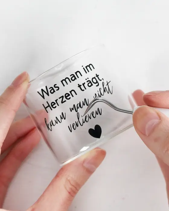 Bist du auf der Suche nach passenden Geschenkideen für Trauernde? Oft ist es gar nicht so leicht, die richtigen Worte oder ein passendes Mitbringsel zu finden. In diesem Beitrag möchte ich dir zeigen, wie du Trauergeschenke selber machen kannst, die wirklich von Herzen kommen. Ein beplottetes Windlicht mit einem tröstenden Spruch spendet in dunklen Stunden buchstäblich Wärme. Kombiniert mit einer individuell gravierten LED-Acrylscheibe, schaffst du einen persönlichen Gedenkort für Zuhause, der die Erinnerung lebendig hält. Geschenke für Trauernde: 4 Ideen, wie du einfühlsame Trauergeschenke selber machen kannst - windlicht trauergeschenke basteln 9