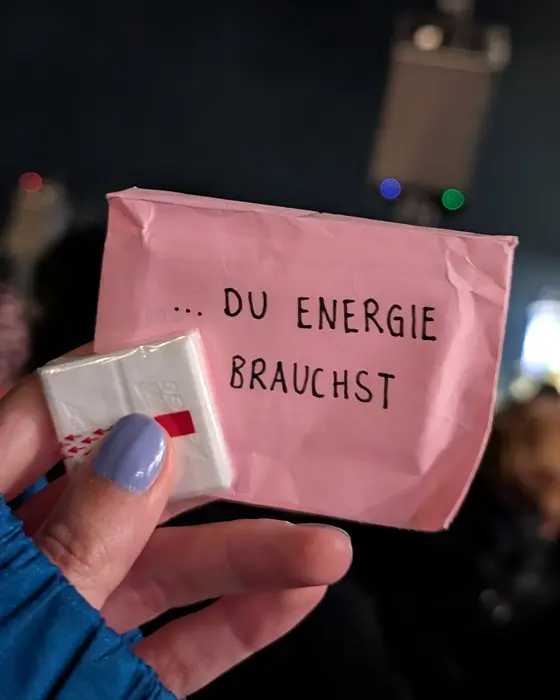 Die Tickets liegen bereit, die Vorfreude steigt und die Festival-Playlist läuft im Hintergrund schon in Dauerschleife. Ich habe für dich meine liebsten Festival DIYs gesammelt. Ein paar Sachen bastelst du ganz entspannt zu Hause, während andere Ideen die perfekte Beschäftigung für den Zeltplatz sind. Kreative Festival DIYs: Die 6 besten Ideen zum Vorbereiten und für den Zeltplatz - diy festival geschenk 1