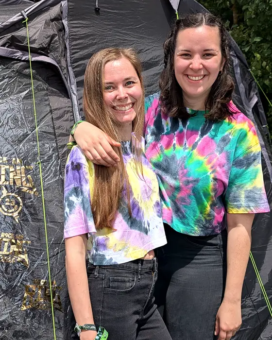 Die Tickets liegen bereit, die Vorfreude steigt und die Festival-Playlist läuft im Hintergrund schon in Dauerschleife. Ich habe für dich meine liebsten Festival DIYs gesammelt. Ein paar Sachen bastelst du ganz entspannt zu Hause, während andere Ideen die perfekte Beschäftigung für den Zeltplatz sind. Kreative Festival DIYs: Die 6 besten Ideen zum Vorbereiten und für den Zeltplatz - diy festival shirts batiken 1
