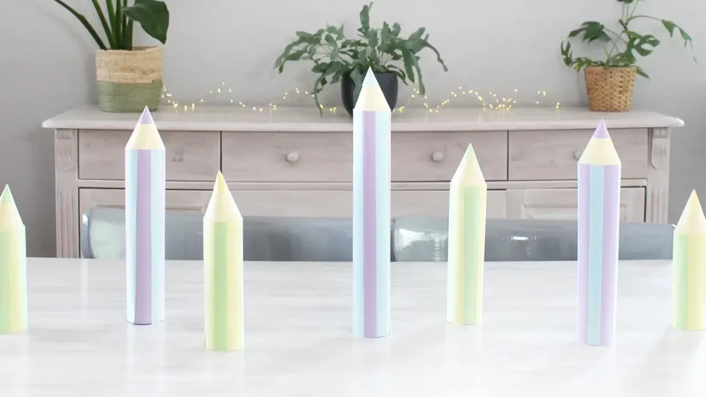 Die Einschulung steht vor der Tür und das perfekte Geschenk liegt bereit? Dann fehlt jetzt nur noch die passende Hülle! Wenn du eine Geschenkverpackung zur Einschulung basteln möchtest, die garantiert für leuchtende Augen sorgt, bist du hier genau richtig. Ich zeige dir, wie du einfaches Geschenkpapier aufpeppen oder aus ein paar Materialien eine ausgefallene Geschenkverpackung zur Einschulung basteln kannst. Bunte Pappstifte: Geniale Upcycling Einschulungsdeko basteln mit kostenloser Schablone
