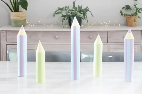 Bunte Pappstifte: Geniale Upcycling Einschulungsdeko basteln mit kostenloser Schablone