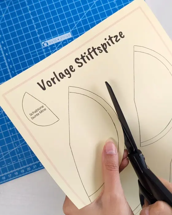 Kreative Einschulungsdeko basteln leicht gemacht: Der erste Schultag ist ein riesiger Meilenstein - nicht nur für die stolzen Erstklässler, sondern für die ganze Familie! Zwischen der "perfekten" Schultüte, dem Schulranzen und den Gästen, muss natürlich die passende Deko her. Wenn du für diesen besonderen Tag eine kreative und moderne Einschulungsdeko basteln möchtest, bist du hier genau richtig. Bunte Pappstifte: Upcycling Einschulungsdeko basteln mit kostenloser Schablone - kuechenrollen stifte als einschulungsdeko basteln 4