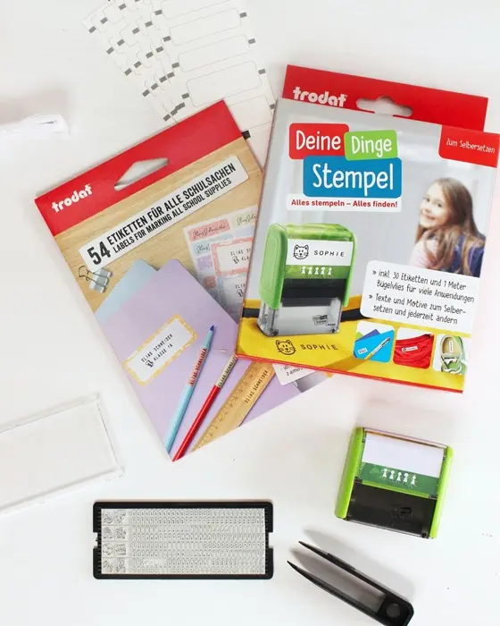 Die Einschulung steht vor der Tür und das perfekte Geschenk liegt bereit? Dann fehlt jetzt nur noch die passende Hülle! Wenn du eine Geschenkverpackung zur Einschulung basteln möchtest, die garantiert für leuchtende Augen sorgt, bist du hier genau richtig. Ich zeige dir, wie du einfaches Geschenkpapier aufpeppen oder aus ein paar Materialien eine ausgefallene Geschenkverpackung zur Einschulung basteln kannst. Geschenkverpackung zur Einschulung basteln: 3 kreative DIY-Ideen - deine dinge stempel trodat 1