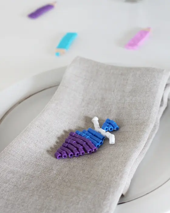 Vielleicht hast du schon entdeckt, dass Perlentiere aktuell wieder total im Trend sind. Ich habe es als Kind geliebt diese zu basteln und habe festgestellt, dass es nach wie vor super viel Spaß macht. Mit dieser Technik kannst du auch Einschulungsdeko aus Bügelperlen basteln. Es können aber natürlich auch andere Perlen verwendet werden. Einschulungsdeko aus Bügelperlen basteln: Süße Schultüten & Stifte fädeln - deko einschulung basteln schultueten aus buegelperlen 4