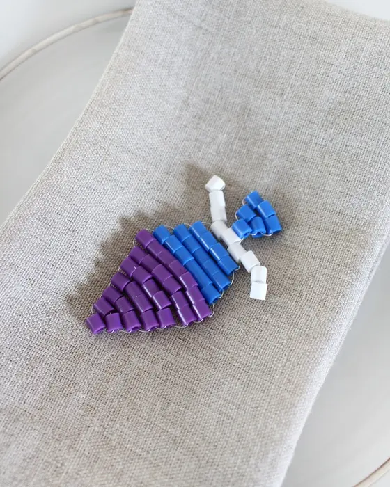 Vielleicht hast du schon entdeckt, dass Perlentiere aktuell wieder total im Trend sind. Ich habe es als Kind geliebt diese zu basteln und habe festgestellt, dass es nach wie vor super viel Spaß macht. Mit dieser Technik kannst du auch Einschulungsdeko aus Bügelperlen basteln. Es können aber natürlich auch andere Perlen verwendet werden. Einschulungsdeko aus Bügelperlen basteln: Süße Schultüten & Stifte fädeln - deko einschulung basteln schultueten aus buegelperlen 8