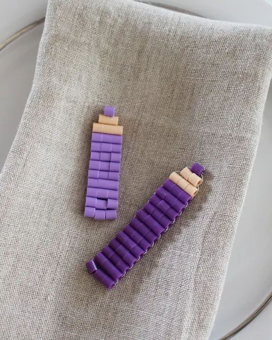 Vielleicht hast du schon entdeckt, dass Perlentiere aktuell wieder total im Trend sind. Ich habe es als Kind geliebt diese zu basteln und habe festgestellt, dass es nach wie vor super viel Spaß macht. Mit dieser Technik kannst du auch Einschulungsdeko aus Bügelperlen basteln. Es können aber natürlich auch andere Perlen verwendet werden. Einschulungsdeko aus Bügelperlen basteln: Süße Schultüten & Stifte fädeln - deko einschulung basteln stifte aus buegelperlen 1