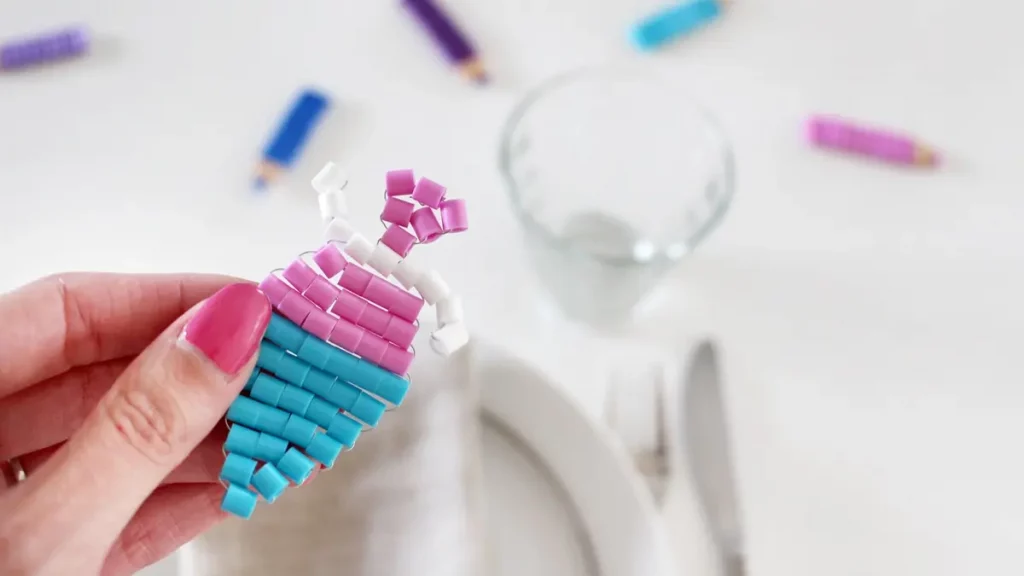 Vielleicht hast du schon entdeckt, dass Perlentiere aktuell wieder total im Trend sind. Ich habe es als Kind geliebt diese zu basteln und habe festgestellt, dass es nach wie vor super viel Spaß macht. Mit dieser Technik kannst du auch Einschulungsdeko aus Bügelperlen basteln. Es können aber natürlich auch andere Perlen verwendet werden. Einschulungsdeko basteln: Schultüten & Stifte aus Bügelperlen | Tinkerhome - Einfache DIYs für dein Zuhause