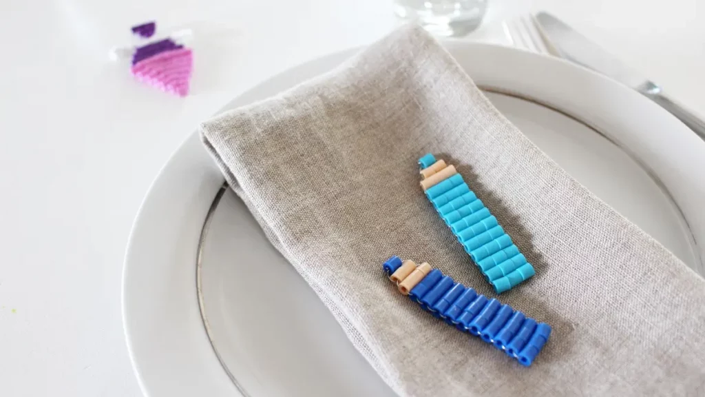 Vielleicht hast du schon entdeckt, dass Perlentiere aktuell wieder total im Trend sind. Ich habe es als Kind geliebt diese zu basteln und habe festgestellt, dass es nach wie vor super viel Spaß macht. Mit dieser Technik kannst du auch Einschulungsdeko aus Bügelperlen basteln. Es können aber natürlich auch andere Perlen verwendet werden. Einschulungsdeko aus Bügelperlen basteln: Süße Schultüten & Stifte fädeln - deko einschulung basteln stifte und schultueten aus buegelperlen 5
