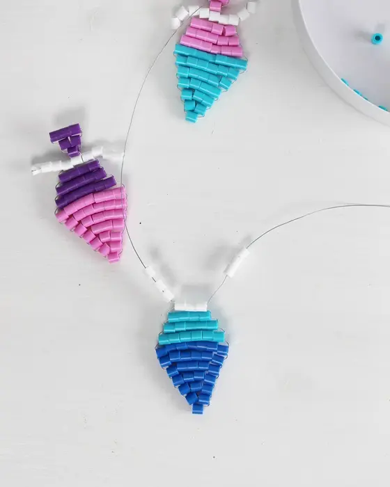 Vielleicht hast du schon entdeckt, dass Perlentiere aktuell wieder total im Trend sind. Ich habe es als Kind geliebt diese zu basteln und habe festgestellt, dass es nach wie vor super viel Spaß macht. Mit dieser Technik kannst du auch Einschulungsdeko aus Bügelperlen basteln. Es können aber natürlich auch andere Perlen verwendet werden. Einschulungsdeko aus Bügelperlen basteln: Süße Schultüten & Stifte fädeln - diy einschulungsdeko schultuete aus buegelperlen basteln 10