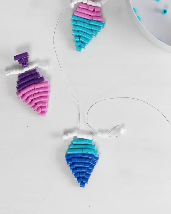 Vielleicht hast du schon entdeckt, dass Perlentiere aktuell wieder total im Trend sind. Ich habe es als Kind geliebt diese zu basteln und habe festgestellt, dass es nach wie vor super viel Spaß macht. Mit dieser Technik kannst du auch Einschulungsdeko aus Bügelperlen basteln. Es können aber natürlich auch andere Perlen verwendet werden. Einschulungsdeko aus Bügelperlen basteln: Süße Schultüten & Stifte fädeln - diy einschulungsdeko schultuete aus buegelperlen basteln 11