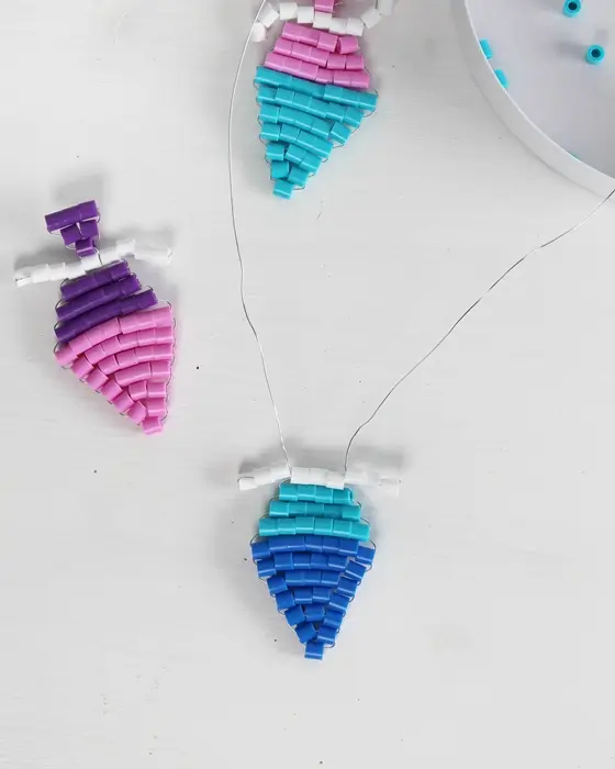 Vielleicht hast du schon entdeckt, dass Perlentiere aktuell wieder total im Trend sind. Ich habe es als Kind geliebt diese zu basteln und habe festgestellt, dass es nach wie vor super viel Spaß macht. Mit dieser Technik kannst du auch Einschulungsdeko aus Bügelperlen basteln. Es können aber natürlich auch andere Perlen verwendet werden. Einschulungsdeko aus Bügelperlen basteln: Süße Schultüten & Stifte fädeln - diy einschulungsdeko schultuete aus buegelperlen basteln 12