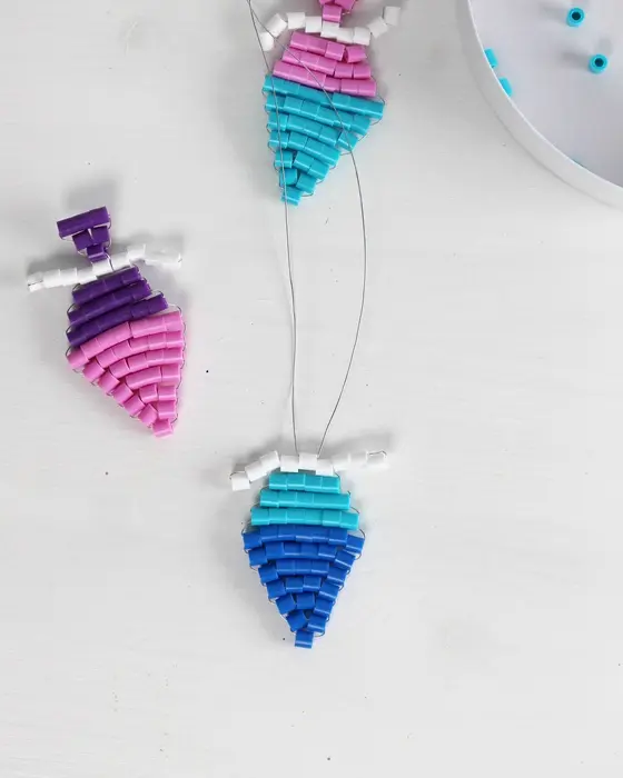 Vielleicht hast du schon entdeckt, dass Perlentiere aktuell wieder total im Trend sind. Ich habe es als Kind geliebt diese zu basteln und habe festgestellt, dass es nach wie vor super viel Spaß macht. Mit dieser Technik kannst du auch Einschulungsdeko aus Bügelperlen basteln. Es können aber natürlich auch andere Perlen verwendet werden. Einschulungsdeko aus Bügelperlen basteln: Süße Schultüten & Stifte fädeln - diy einschulungsdeko schultuete aus buegelperlen basteln 13
