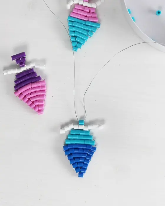 Vielleicht hast du schon entdeckt, dass Perlentiere aktuell wieder total im Trend sind. Ich habe es als Kind geliebt diese zu basteln und habe festgestellt, dass es nach wie vor super viel Spaß macht. Mit dieser Technik kannst du auch Einschulungsdeko aus Bügelperlen basteln. Es können aber natürlich auch andere Perlen verwendet werden. Einschulungsdeko aus Bügelperlen basteln: Süße Schultüten & Stifte fädeln - diy einschulungsdeko schultuete aus buegelperlen basteln 14