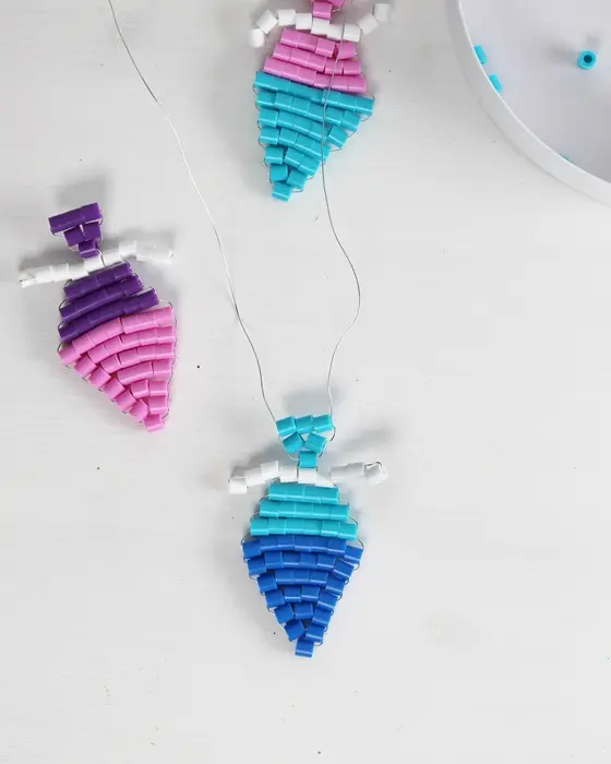 Vielleicht hast du schon entdeckt, dass Perlentiere aktuell wieder total im Trend sind. Ich habe es als Kind geliebt diese zu basteln und habe festgestellt, dass es nach wie vor super viel Spaß macht. Mit dieser Technik kannst du auch Einschulungsdeko aus Bügelperlen basteln. Es können aber natürlich auch andere Perlen verwendet werden. Einschulungsdeko aus Bügelperlen basteln: Süße Schultüten & Stifte fädeln - diy einschulungsdeko schultuete aus buegelperlen basteln 16