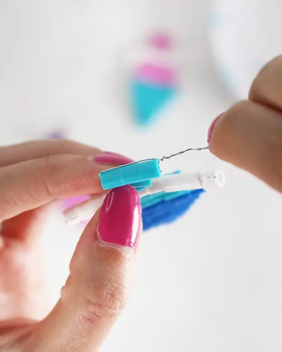 Vielleicht hast du schon entdeckt, dass Perlentiere aktuell wieder total im Trend sind. Ich habe es als Kind geliebt diese zu basteln und habe festgestellt, dass es nach wie vor super viel Spaß macht. Mit dieser Technik kannst du auch Einschulungsdeko aus Bügelperlen basteln. Es können aber natürlich auch andere Perlen verwendet werden. Einschulungsdeko aus Bügelperlen basteln: Süße Schultüten & Stifte fädeln - diy einschulungsdeko schultuete aus buegelperlen basteln 17
