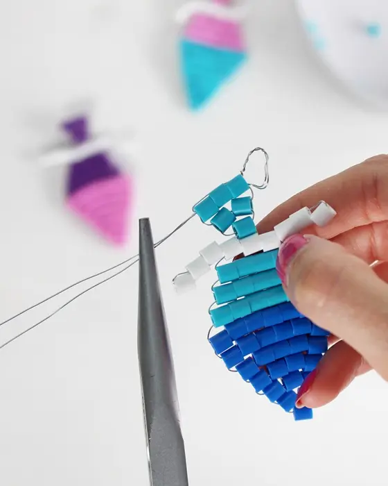 Vielleicht hast du schon entdeckt, dass Perlentiere aktuell wieder total im Trend sind. Ich habe es als Kind geliebt diese zu basteln und habe festgestellt, dass es nach wie vor super viel Spaß macht. Mit dieser Technik kannst du auch Einschulungsdeko aus Bügelperlen basteln. Es können aber natürlich auch andere Perlen verwendet werden. Einschulungsdeko aus Bügelperlen basteln: Süße Schultüten & Stifte fädeln - diy einschulungsdeko schultuete aus buegelperlen basteln 18