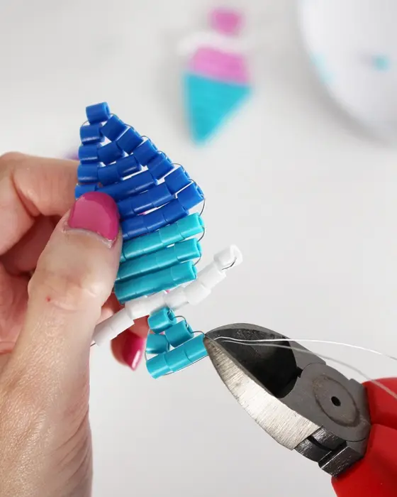 Vielleicht hast du schon entdeckt, dass Perlentiere aktuell wieder total im Trend sind. Ich habe es als Kind geliebt diese zu basteln und habe festgestellt, dass es nach wie vor super viel Spaß macht. Mit dieser Technik kannst du auch Einschulungsdeko aus Bügelperlen basteln. Es können aber natürlich auch andere Perlen verwendet werden. Einschulungsdeko aus Bügelperlen basteln: Süße Schultüten & Stifte fädeln - diy einschulungsdeko schultuete aus buegelperlen basteln 19