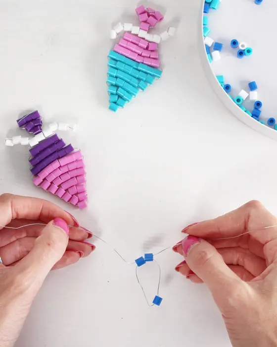 Vielleicht hast du schon entdeckt, dass Perlentiere aktuell wieder total im Trend sind. Ich habe es als Kind geliebt diese zu basteln und habe festgestellt, dass es nach wie vor super viel Spaß macht. Mit dieser Technik kannst du auch Einschulungsdeko aus Bügelperlen basteln. Es können aber natürlich auch andere Perlen verwendet werden. Einschulungsdeko aus Bügelperlen basteln: Süße Schultüten & Stifte fädeln - diy einschulungsdeko schultuete aus buegelperlen basteln 2
