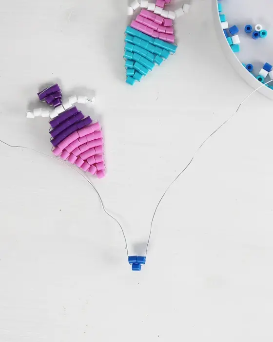 Vielleicht hast du schon entdeckt, dass Perlentiere aktuell wieder total im Trend sind. Ich habe es als Kind geliebt diese zu basteln und habe festgestellt, dass es nach wie vor super viel Spaß macht. Mit dieser Technik kannst du auch Einschulungsdeko aus Bügelperlen basteln. Es können aber natürlich auch andere Perlen verwendet werden. Einschulungsdeko aus Bügelperlen basteln: Süße Schultüten & Stifte fädeln - diy einschulungsdeko schultuete aus buegelperlen basteln 3