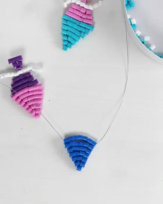 Vielleicht hast du schon entdeckt, dass Perlentiere aktuell wieder total im Trend sind. Ich habe es als Kind geliebt diese zu basteln und habe festgestellt, dass es nach wie vor super viel Spaß macht. Mit dieser Technik kannst du auch Einschulungsdeko aus Bügelperlen basteln. Es können aber natürlich auch andere Perlen verwendet werden. Einschulungsdeko aus Bügelperlen basteln: Süße Schultüten & Stifte fädeln - diy einschulungsdeko schultuete aus buegelperlen basteln 5