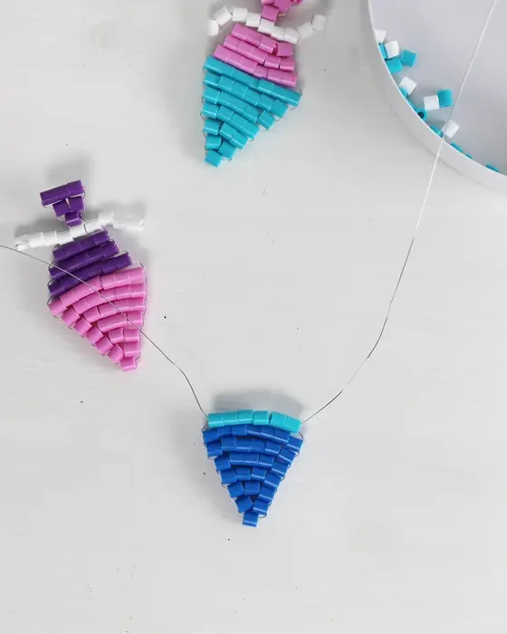 Vielleicht hast du schon entdeckt, dass Perlentiere aktuell wieder total im Trend sind. Ich habe es als Kind geliebt diese zu basteln und habe festgestellt, dass es nach wie vor super viel Spaß macht. Mit dieser Technik kannst du auch Einschulungsdeko aus Bügelperlen basteln. Es können aber natürlich auch andere Perlen verwendet werden. Einschulungsdeko aus Bügelperlen basteln: Süße Schultüten & Stifte fädeln - diy einschulungsdeko schultuete aus buegelperlen basteln 6