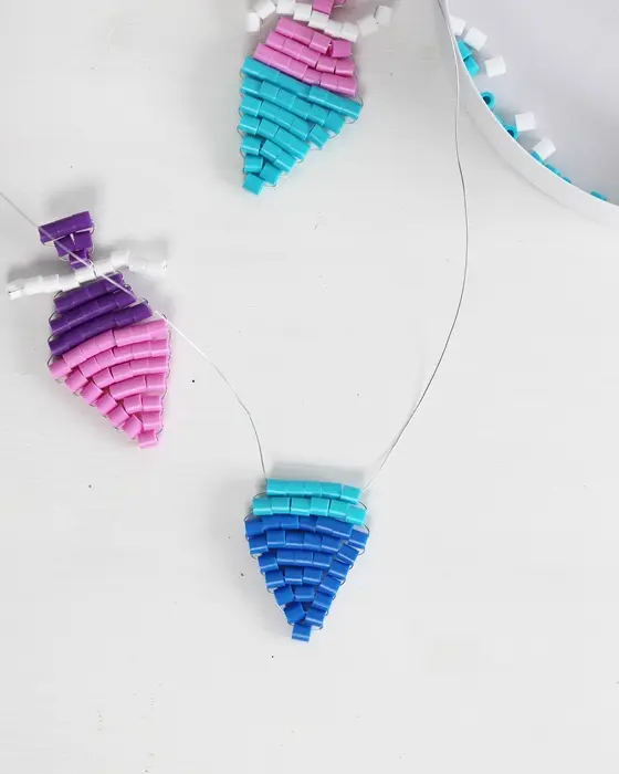 Vielleicht hast du schon entdeckt, dass Perlentiere aktuell wieder total im Trend sind. Ich habe es als Kind geliebt diese zu basteln und habe festgestellt, dass es nach wie vor super viel Spaß macht. Mit dieser Technik kannst du auch Einschulungsdeko aus Bügelperlen basteln. Es können aber natürlich auch andere Perlen verwendet werden. Einschulungsdeko aus Bügelperlen basteln: Süße Schultüten & Stifte fädeln - diy einschulungsdeko schultuete aus buegelperlen basteln 7