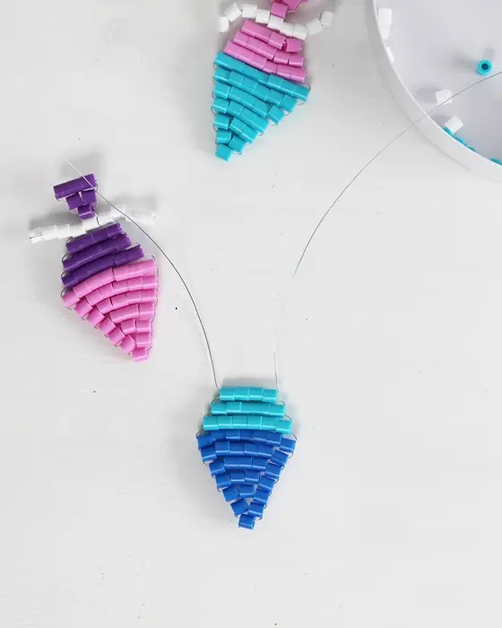 Vielleicht hast du schon entdeckt, dass Perlentiere aktuell wieder total im Trend sind. Ich habe es als Kind geliebt diese zu basteln und habe festgestellt, dass es nach wie vor super viel Spaß macht. Mit dieser Technik kannst du auch Einschulungsdeko aus Bügelperlen basteln. Es können aber natürlich auch andere Perlen verwendet werden. Einschulungsdeko aus Bügelperlen basteln: Süße Schultüten & Stifte fädeln - diy einschulungsdeko schultuete aus buegelperlen basteln 8