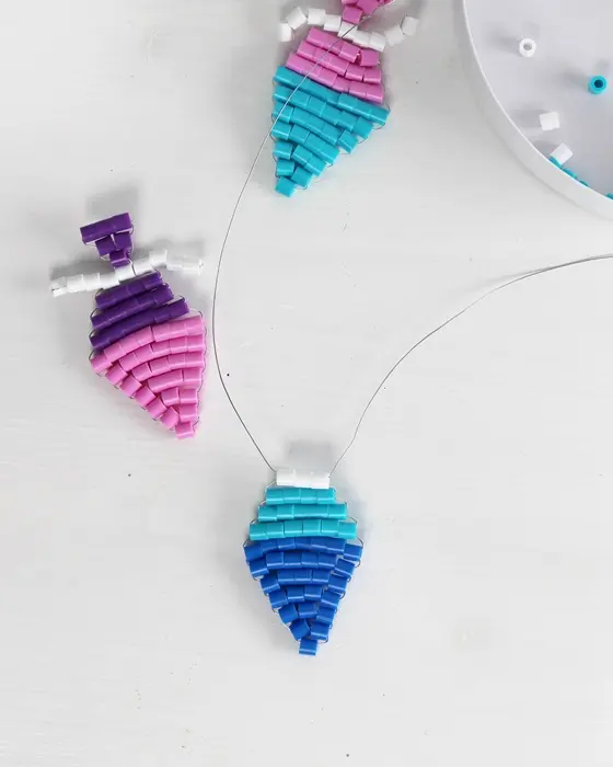 Vielleicht hast du schon entdeckt, dass Perlentiere aktuell wieder total im Trend sind. Ich habe es als Kind geliebt diese zu basteln und habe festgestellt, dass es nach wie vor super viel Spaß macht. Mit dieser Technik kannst du auch Einschulungsdeko aus Bügelperlen basteln. Es können aber natürlich auch andere Perlen verwendet werden. Einschulungsdeko aus Bügelperlen basteln: Süße Schultüten & Stifte fädeln - diy einschulungsdeko schultuete aus buegelperlen basteln 9