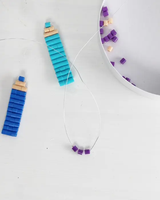 Vielleicht hast du schon entdeckt, dass Perlentiere aktuell wieder total im Trend sind. Ich habe es als Kind geliebt diese zu basteln und habe festgestellt, dass es nach wie vor super viel Spaß macht. Mit dieser Technik kannst du auch Einschulungsdeko aus Bügelperlen basteln. Es können aber natürlich auch andere Perlen verwendet werden. Einschulungsdeko aus Bügelperlen basteln: Süße Schultüten & Stifte fädeln - diy einschulungsdeko stifte aus buegelperlen basteln 1