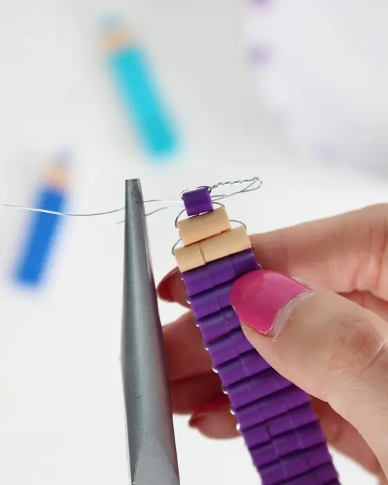 Vielleicht hast du schon entdeckt, dass Perlentiere aktuell wieder total im Trend sind. Ich habe es als Kind geliebt diese zu basteln und habe festgestellt, dass es nach wie vor super viel Spaß macht. Mit dieser Technik kannst du auch Einschulungsdeko aus Bügelperlen basteln. Es können aber natürlich auch andere Perlen verwendet werden. Einschulungsdeko aus Bügelperlen basteln: Süße Schultüten & Stifte fädeln - diy einschulungsdeko stifte aus buegelperlen basteln 10