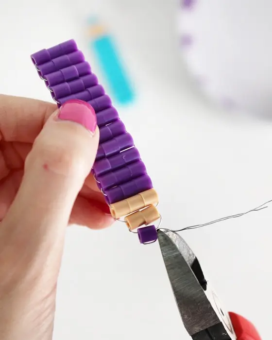 Vielleicht hast du schon entdeckt, dass Perlentiere aktuell wieder total im Trend sind. Ich habe es als Kind geliebt diese zu basteln und habe festgestellt, dass es nach wie vor super viel Spaß macht. Mit dieser Technik kannst du auch Einschulungsdeko aus Bügelperlen basteln. Es können aber natürlich auch andere Perlen verwendet werden. Einschulungsdeko aus Bügelperlen basteln: Süße Schultüten & Stifte fädeln - diy einschulungsdeko stifte aus buegelperlen basteln 11