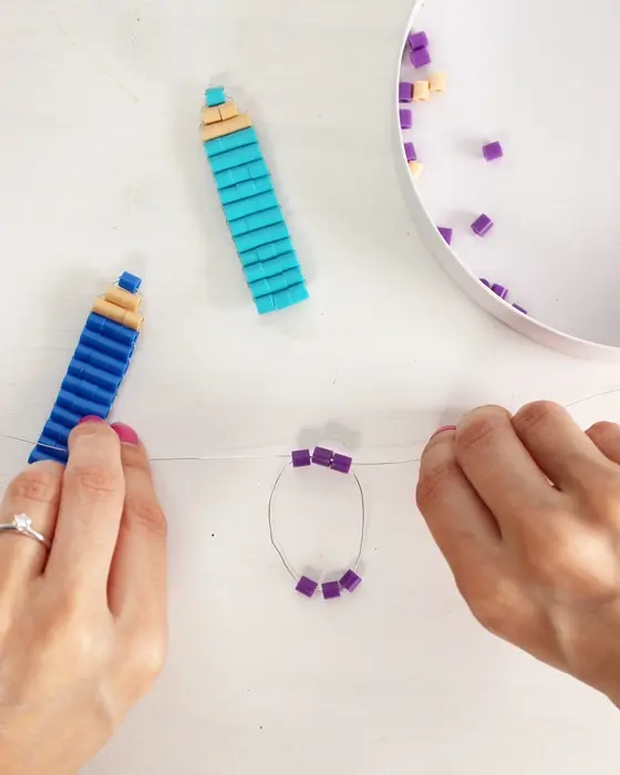 Vielleicht hast du schon entdeckt, dass Perlentiere aktuell wieder total im Trend sind. Ich habe es als Kind geliebt diese zu basteln und habe festgestellt, dass es nach wie vor super viel Spaß macht. Mit dieser Technik kannst du auch Einschulungsdeko aus Bügelperlen basteln. Es können aber natürlich auch andere Perlen verwendet werden. Einschulungsdeko aus Bügelperlen basteln: Süße Schultüten & Stifte fädeln - diy einschulungsdeko stifte aus buegelperlen basteln 2