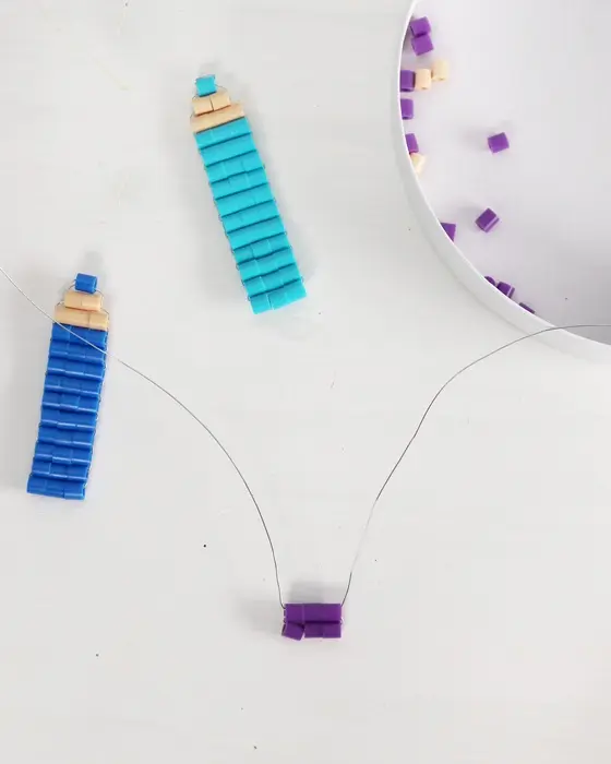 Vielleicht hast du schon entdeckt, dass Perlentiere aktuell wieder total im Trend sind. Ich habe es als Kind geliebt diese zu basteln und habe festgestellt, dass es nach wie vor super viel Spaß macht. Mit dieser Technik kannst du auch Einschulungsdeko aus Bügelperlen basteln. Es können aber natürlich auch andere Perlen verwendet werden. Einschulungsdeko aus Bügelperlen basteln: Süße Schultüten & Stifte fädeln - diy einschulungsdeko stifte aus buegelperlen basteln 3