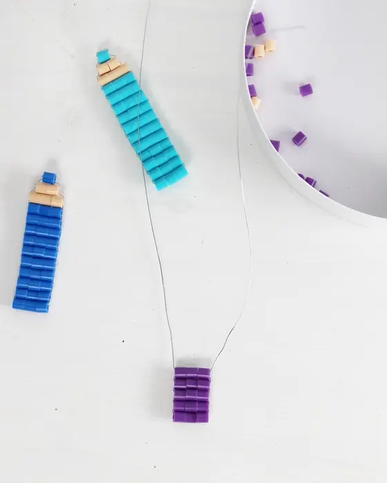 Vielleicht hast du schon entdeckt, dass Perlentiere aktuell wieder total im Trend sind. Ich habe es als Kind geliebt diese zu basteln und habe festgestellt, dass es nach wie vor super viel Spaß macht. Mit dieser Technik kannst du auch Einschulungsdeko aus Bügelperlen basteln. Es können aber natürlich auch andere Perlen verwendet werden. Einschulungsdeko aus Bügelperlen basteln: Süße Schultüten & Stifte fädeln - diy einschulungsdeko stifte aus buegelperlen basteln 4