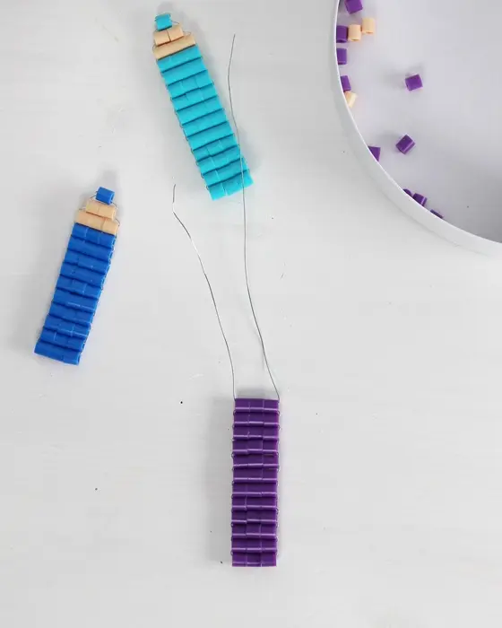 Vielleicht hast du schon entdeckt, dass Perlentiere aktuell wieder total im Trend sind. Ich habe es als Kind geliebt diese zu basteln und habe festgestellt, dass es nach wie vor super viel Spaß macht. Mit dieser Technik kannst du auch Einschulungsdeko aus Bügelperlen basteln. Es können aber natürlich auch andere Perlen verwendet werden. Einschulungsdeko aus Bügelperlen basteln: Süße Schultüten & Stifte fädeln - diy einschulungsdeko stifte aus buegelperlen basteln 5