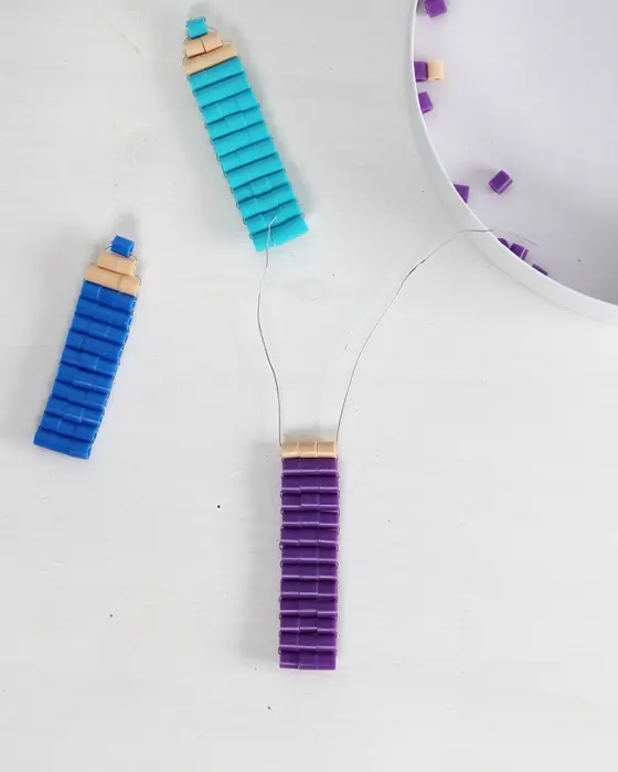 Vielleicht hast du schon entdeckt, dass Perlentiere aktuell wieder total im Trend sind. Ich habe es als Kind geliebt diese zu basteln und habe festgestellt, dass es nach wie vor super viel Spaß macht. Mit dieser Technik kannst du auch Einschulungsdeko aus Bügelperlen basteln. Es können aber natürlich auch andere Perlen verwendet werden. Einschulungsdeko aus Bügelperlen basteln: Süße Schultüten & Stifte fädeln - diy einschulungsdeko stifte aus buegelperlen basteln 6