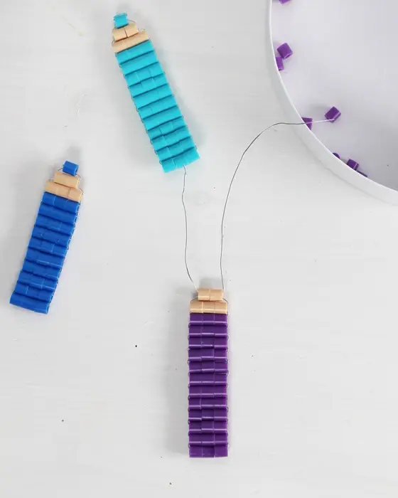 Vielleicht hast du schon entdeckt, dass Perlentiere aktuell wieder total im Trend sind. Ich habe es als Kind geliebt diese zu basteln und habe festgestellt, dass es nach wie vor super viel Spaß macht. Mit dieser Technik kannst du auch Einschulungsdeko aus Bügelperlen basteln. Es können aber natürlich auch andere Perlen verwendet werden. Einschulungsdeko aus Bügelperlen basteln: Süße Schultüten & Stifte fädeln - diy einschulungsdeko stifte aus buegelperlen basteln 7
