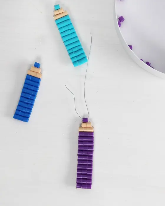 Vielleicht hast du schon entdeckt, dass Perlentiere aktuell wieder total im Trend sind. Ich habe es als Kind geliebt diese zu basteln und habe festgestellt, dass es nach wie vor super viel Spaß macht. Mit dieser Technik kannst du auch Einschulungsdeko aus Bügelperlen basteln. Es können aber natürlich auch andere Perlen verwendet werden. Einschulungsdeko aus Bügelperlen basteln: Süße Schultüten & Stifte fädeln - diy einschulungsdeko stifte aus buegelperlen basteln 8