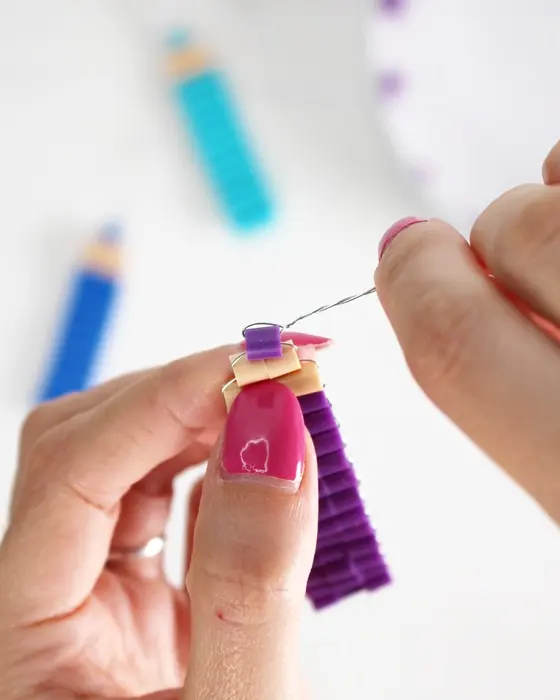 Vielleicht hast du schon entdeckt, dass Perlentiere aktuell wieder total im Trend sind. Ich habe es als Kind geliebt diese zu basteln und habe festgestellt, dass es nach wie vor super viel Spaß macht. Mit dieser Technik kannst du auch Einschulungsdeko aus Bügelperlen basteln. Es können aber natürlich auch andere Perlen verwendet werden. Einschulungsdeko aus Bügelperlen basteln: Süße Schultüten & Stifte fädeln - diy einschulungsdeko stifte aus buegelperlen basteln 9