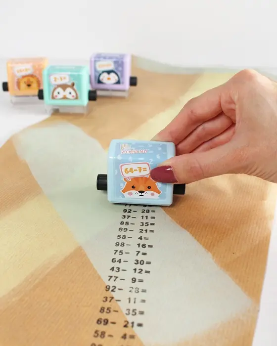 Die Einschulung steht vor der Tür und das perfekte Geschenk liegt bereit? Dann fehlt jetzt nur noch die passende Hülle! Wenn du eine Geschenkverpackung zur Einschulung basteln möchtest, die garantiert für leuchtende Augen sorgt, bist du hier genau richtig. Ich zeige dir, wie du einfaches Geschenkpapier aufpeppen oder aus ein paar Materialien eine ausgefallene Geschenkverpackung zur Einschulung basteln kannst. Geschenkverpackung zur Einschulung basteln: 3 kreative DIY-Ideen - geschenkpapier einschulung basteln math roller 1