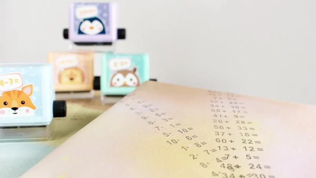 Die Einschulung steht vor der Tür und das perfekte Geschenk liegt bereit? Dann fehlt jetzt nur noch die passende Hülle! Wenn du eine Geschenkverpackung zur Einschulung basteln möchtest, die garantiert für leuchtende Augen sorgt, bist du hier genau richtig. Ich zeige dir, wie du einfaches Geschenkpapier aufpeppen oder aus ein paar Materialien eine ausgefallene Geschenkverpackung zur Einschulung basteln kannst. Geschenkverpackung zur Einschulung basteln: 3 kreative DIY-Ideen - geschenkpapier einschulung basteln math roller 2
