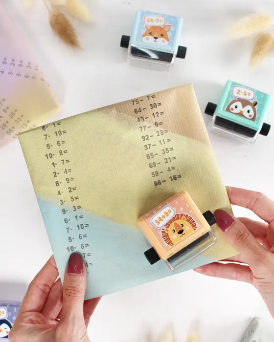 Die Einschulung steht vor der Tür und das perfekte Geschenk liegt bereit? Dann fehlt jetzt nur noch die passende Hülle! Wenn du eine Geschenkverpackung zur Einschulung basteln möchtest, die garantiert für leuchtende Augen sorgt, bist du hier genau richtig. Ich zeige dir, wie du einfaches Geschenkpapier aufpeppen oder aus ein paar Materialien eine ausgefallene Geschenkverpackung zur Einschulung basteln kannst. Geschenkverpackung zur Einschulung basteln: 3 kreative DIY-Ideen - geschenkpapier einschulung basteln math roller 6