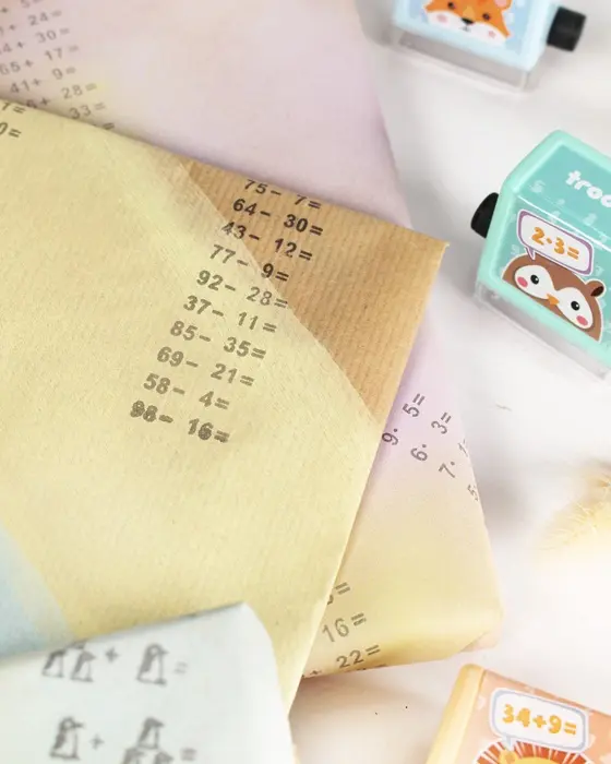 Die Einschulung steht vor der Tür und das perfekte Geschenk liegt bereit? Dann fehlt jetzt nur noch die passende Hülle! Wenn du eine Geschenkverpackung zur Einschulung basteln möchtest, die garantiert für leuchtende Augen sorgt, bist du hier genau richtig. Ich zeige dir, wie du einfaches Geschenkpapier aufpeppen oder aus ein paar Materialien eine ausgefallene Geschenkverpackung zur Einschulung basteln kannst. Geschenkverpackung zur Einschulung basteln: 3 kreative DIY-Ideen - geschenkpapier einschulung basteln math roller 7